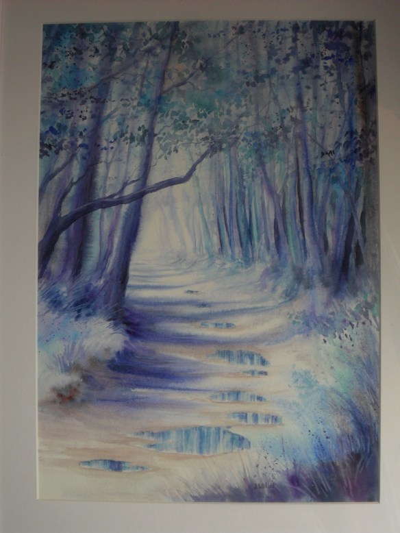 Chemin humide dans la forêt bleue